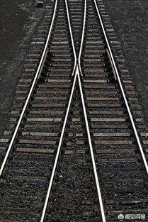 火车司机怎样辨认轨道，火车是怎么变换铁轨的司机如何确定火车没有走错铁轨