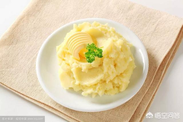 如何给六个月的宝宝做土豆泥和菜？