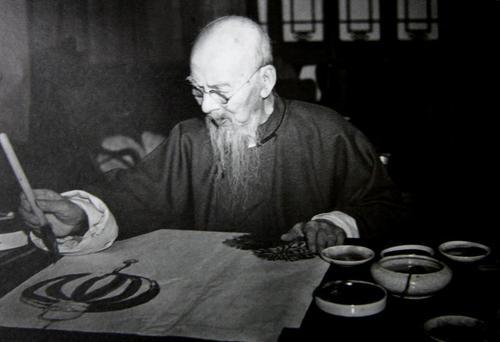 冷军画桃,毛茸茸的手感都画出来,为何输给齐白石画的假桃子？