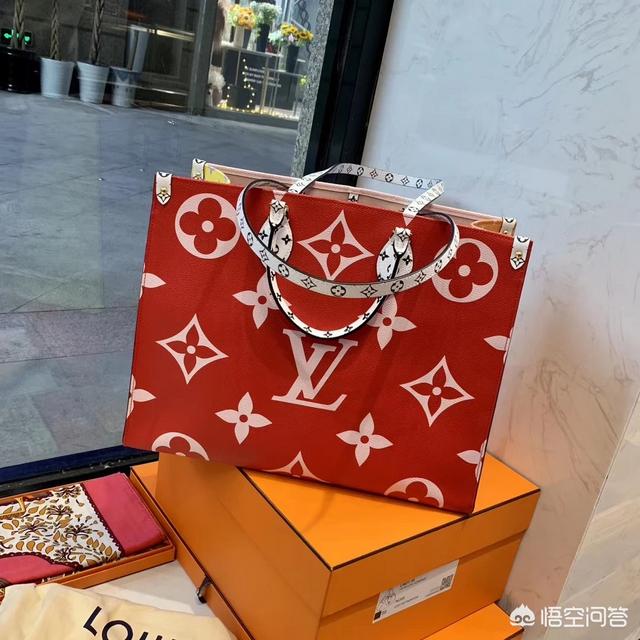 第一个奢侈品包包应该选gucci还是lv？