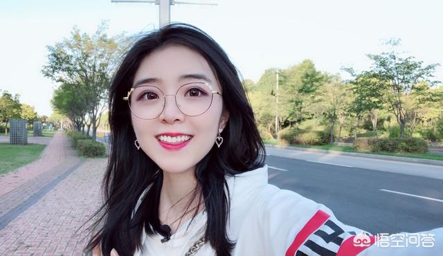 继余霜前男友被扒后,LOL圈两朵金花再沦陷,其中一位更被斥渣女,如何评价？