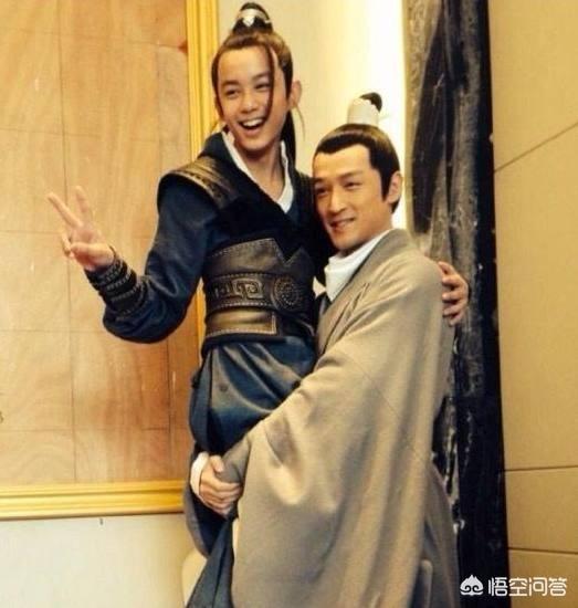 王嘉尔当伴郎:如何看待胡歌当伴郎，被整穿裙子？