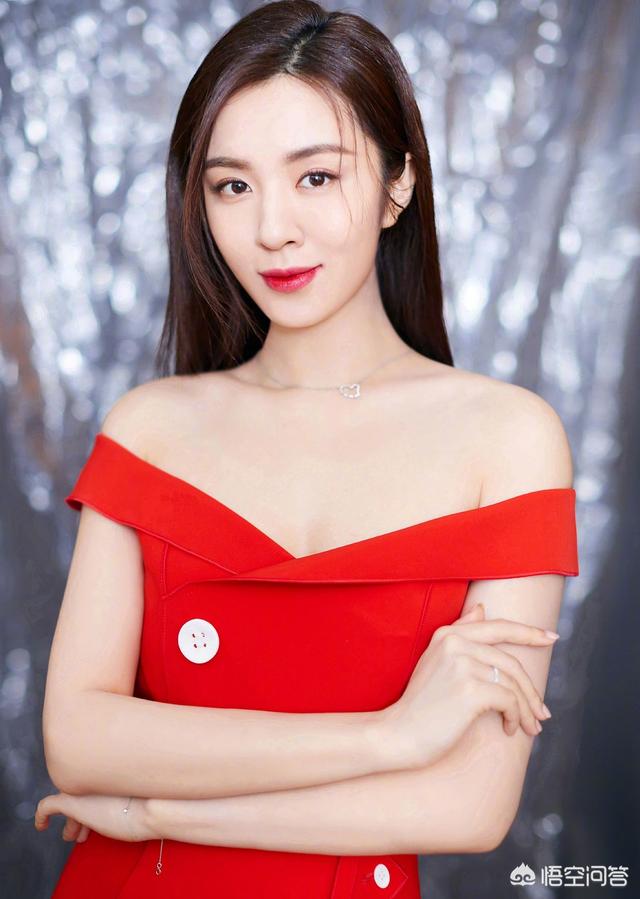 张艺兴户外吸烟:王源抽烟事件曝光后，有人假冒易烊千玺怒斥，你怎么看