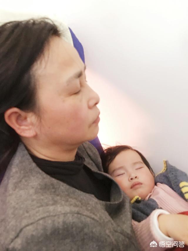 幼童在飞机上，请问下，无成人陪伴儿童在飞机上是怎样安排座位的
