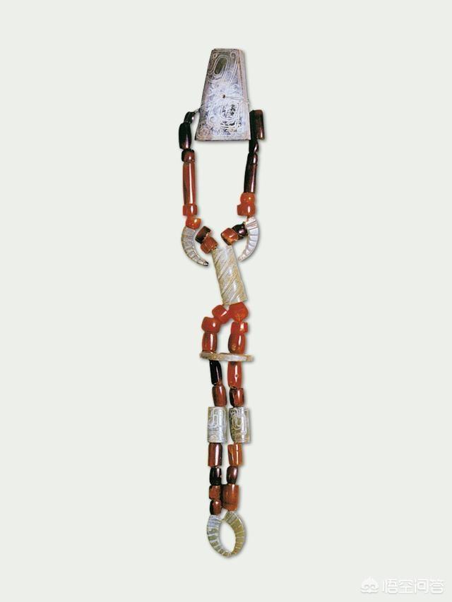 男的挂什么玉最好,古代男子的玉佩挂在哪里？