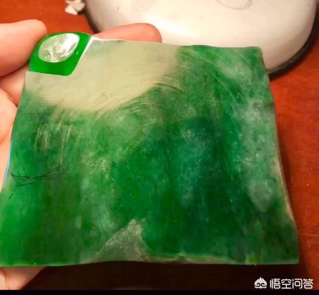 怎么看翡翠的品质等级,翡翠的颜色如何分辨好坏？是越绿越好吗？