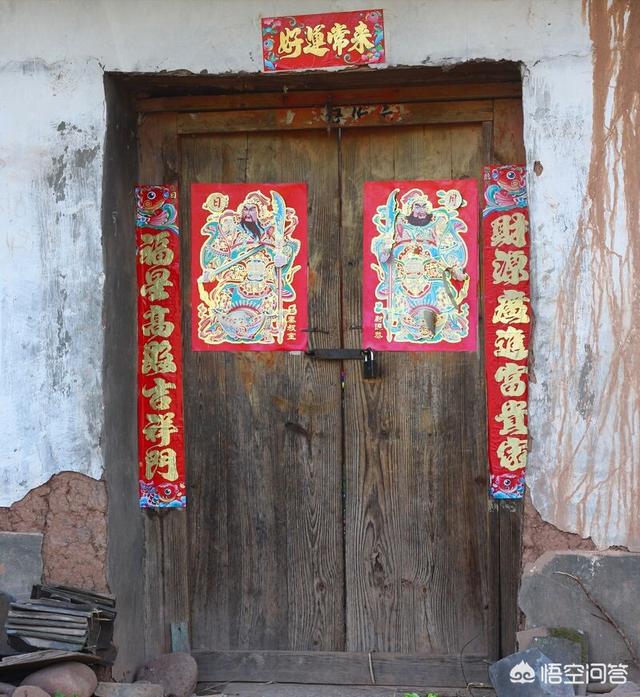 斗牛犬躲冰箱避暑视频:热死个人了，除了开空调，还能怎么降温？ 斗牛犬睡觉盖被子视频