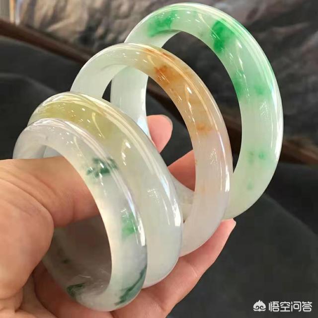 翡翠手镯的颜色有哪些,翡翠手镯有些什么颜色？价格怎么样？