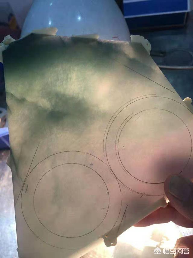 翡翠手镯的颜色有哪些,翡翠手镯有些什么颜色？价格怎么样？