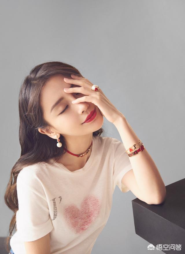 黄晓明摸杨颖的胸:少女感十足的Angelababy有哪些好看的私服搭配？