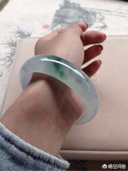 三种女人不适合戴翡翠,女性到了各个年龄应该如何佩戴翡翠手镯？