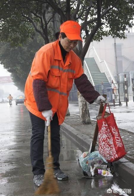 东莞环卫工人带宠物鸭扫大街:每个月给你6000元工资，你愿意在农村当环卫工吗？