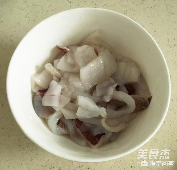 蒜苔炒鱿鱼,蒜苔炒鱿鱼的制作方法是什么？