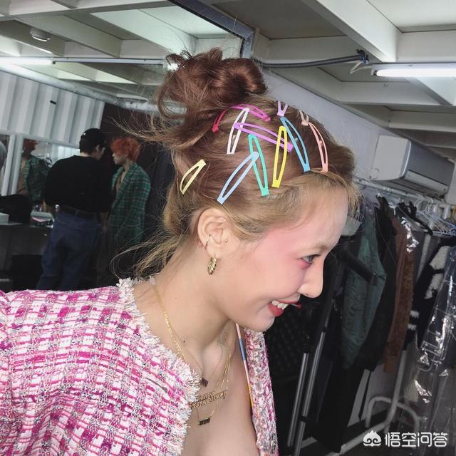 金泫雅整容:如何看待金泫雅在舞台上衣服不慎解开并托胸完成表演？