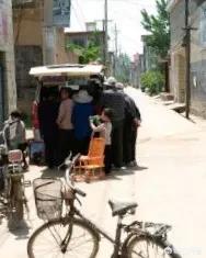 林燕妮遗照曝光:农村经常有来免费为六十岁老人照相的人，他们免费照相能赚到钱吗