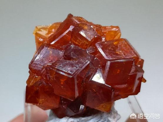 红色玉石价格,红色的宝石有几种，怎样区别它们？