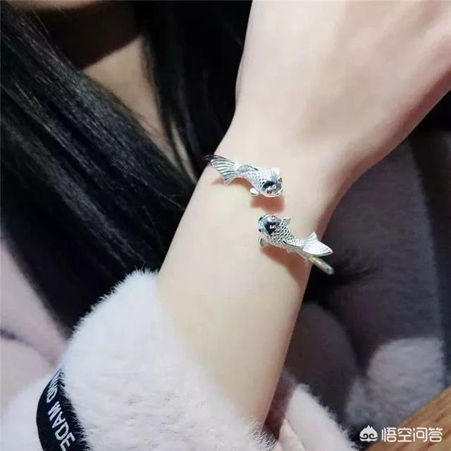 女生戴银手镯好吗,送女生银手镯买什么样的好？