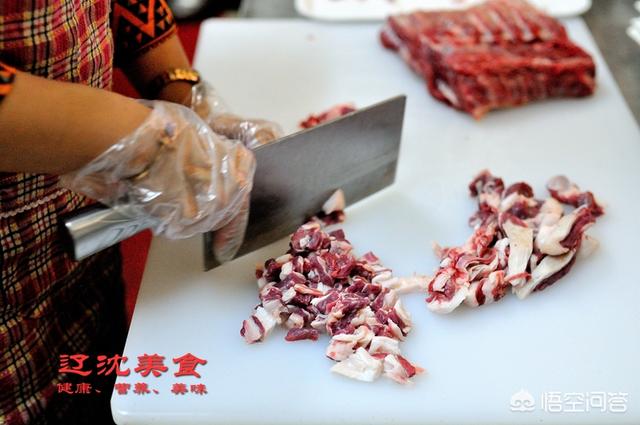 烤羊肉串的窍门是什么，又到了撸串儿的季节了，羊肉串怎样烤才能软嫩多汁？