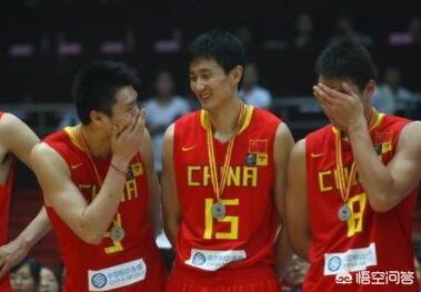 哪位知道当年中国男篮的“偷笑门”到底是怎么回事？