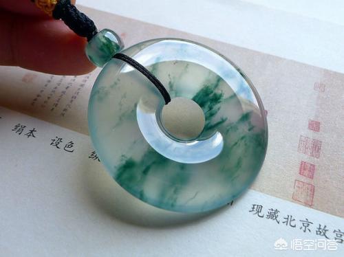 女生戴的翡翠吊坠,女孩子戴什么样式的翡翠挂饰最合适呢？