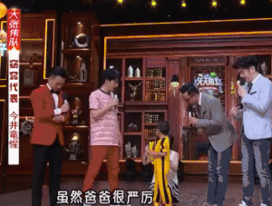 龚玥菲个人资料照片:都说图中的小男孩是李小龙的接班人，现在小男孩是什么样了