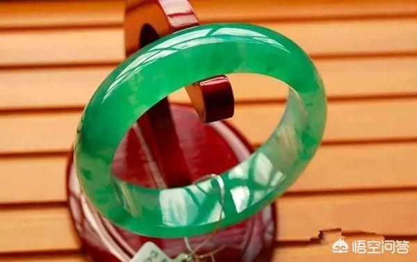 翡翠原石放久了会怎么样,天然A货翡翠佩戴久了绿色会变淡吗？