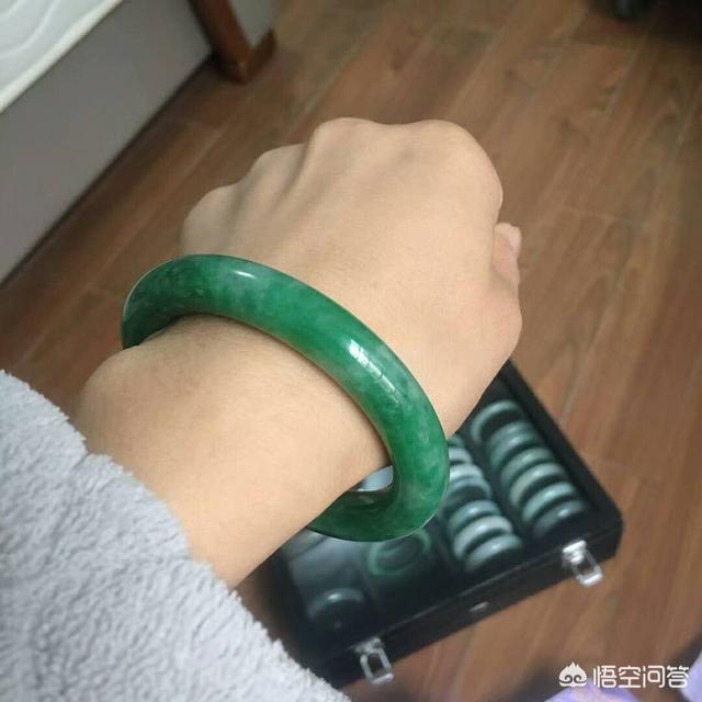 玉镯适合什么体质人戴,女性到了各个年龄应该如何佩戴翡翠手镯？