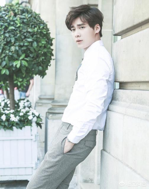 李易峰喜欢赵丽颖:李易峰如真的转投李冰冰门下，是只图与赵丽颖联手吗