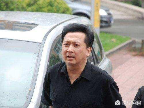如何看待黄一鹤导演葬礼冷清的事实？