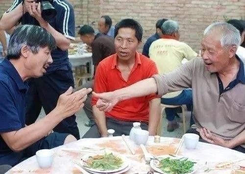 刘昊然喝酒一口闷原因:农村喝酒把感情深一口闷挂在嘴上，喝酒真能喝出感情吗？