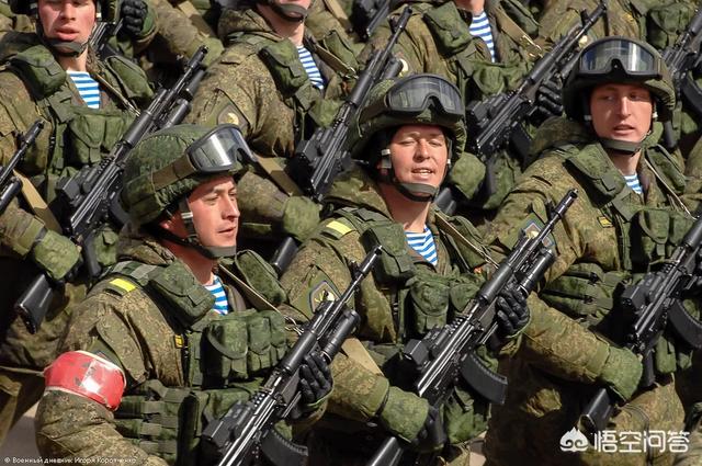 俄罗斯的空降兵部队在阅兵时为何要穿海魂衫？