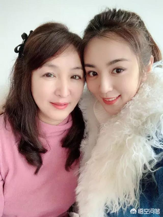 杨丞琳潘玮柏蔡依林同框:明星与妈妈合照，哪张最相似？