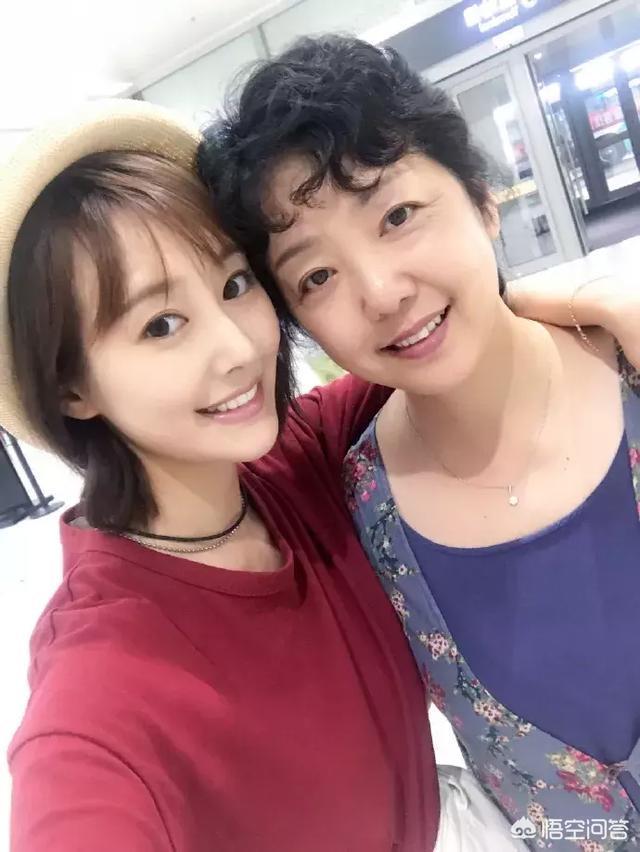 杨丞琳潘玮柏蔡依林同框:明星与妈妈合照，哪张最相似？