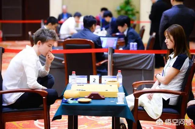 黑嘉嘉与柯洁宣布结婚:最帅女棋手阿丽亚娜接受采访中表示最喜欢柯洁，你怎么看？