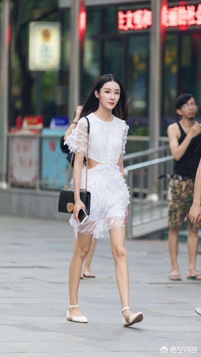 什么颜色的衣服显白,女生穿什么颜色的衣服显白呢？