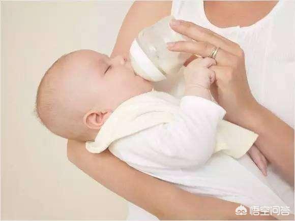 婴儿飞机抱姿势,刚满月的宝宝吃完奶怎么拍嗝？