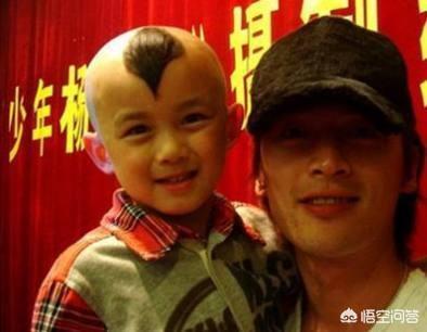 王嘉尔当伴郎:如何看待胡歌当伴郎，被整穿裙子？