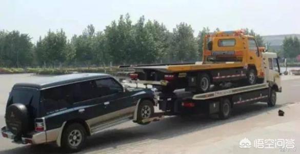 汽车悬空后退灵异事件:车尾贴“全时四驱，请勿拖车”几个字的汽车，真的不能拖吗？