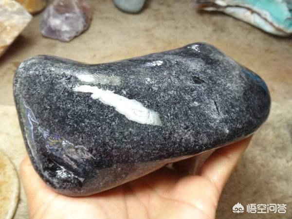 张元干,黑色的玻璃陨石含有柯石英吗？