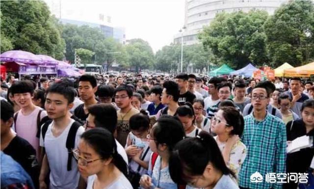 高考生被困电梯:6名高考生被困酒店电梯错过考试，到底谁该负责