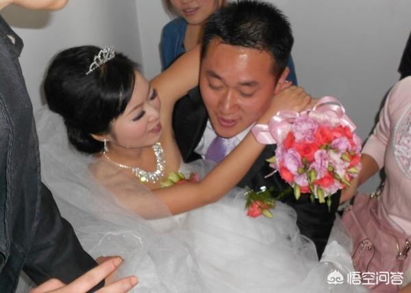 农村人常说女大三抱金砖到底啥意思娶老婆比自己大三岁好吗真能发财吗