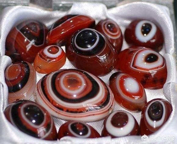 玛瑙玉髓白手镯,请问这个玛瑙手镯能值多少钱？