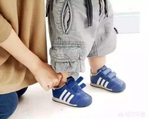 走路外八字的男人视频:宝宝走路有点外八字怎么纠正？