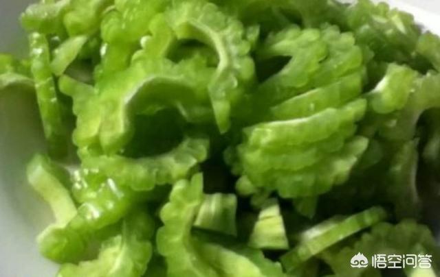 苦瓜炒鸡蛋怎么炒,苦瓜炒鸡蛋，怎么做味道不会苦？