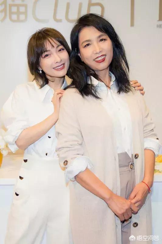 杨丞琳潘玮柏蔡依林同框:明星与妈妈合照，哪张最相似？
