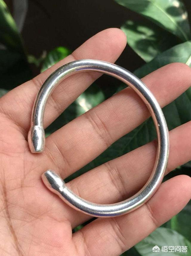 女生戴银手镯好吗,送女生银手镯买什么样的好？