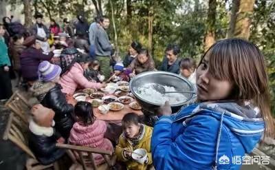 梦见很多亲戚和熟人在吃酒席,农村宴席，为什么男人和女人不同席？