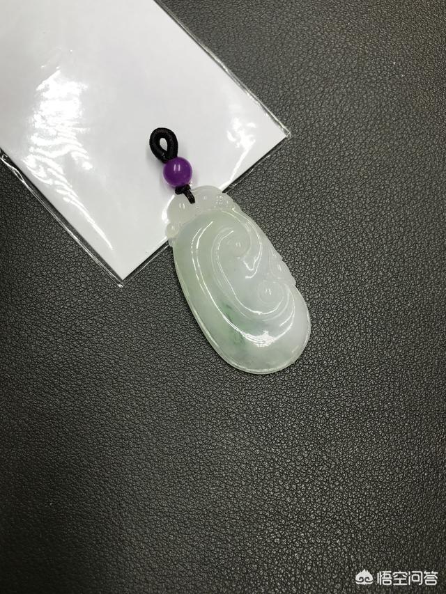 女生戴的翡翠吊坠,女孩子戴什么样式的翡翠挂饰最合适呢？