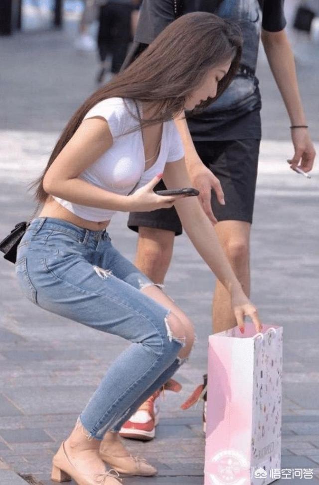 美女遛狗街拍:为什么有人街拍总是喜欢拍女孩背影？ 美女遛狗视频