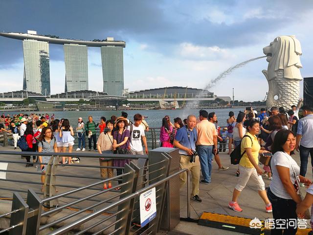 一名潜水者在海底发现了海鬣蜥蜴:第一次出国旅游，去哪个国家好？